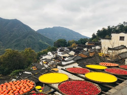 一生癡絕處，無夢入徽州